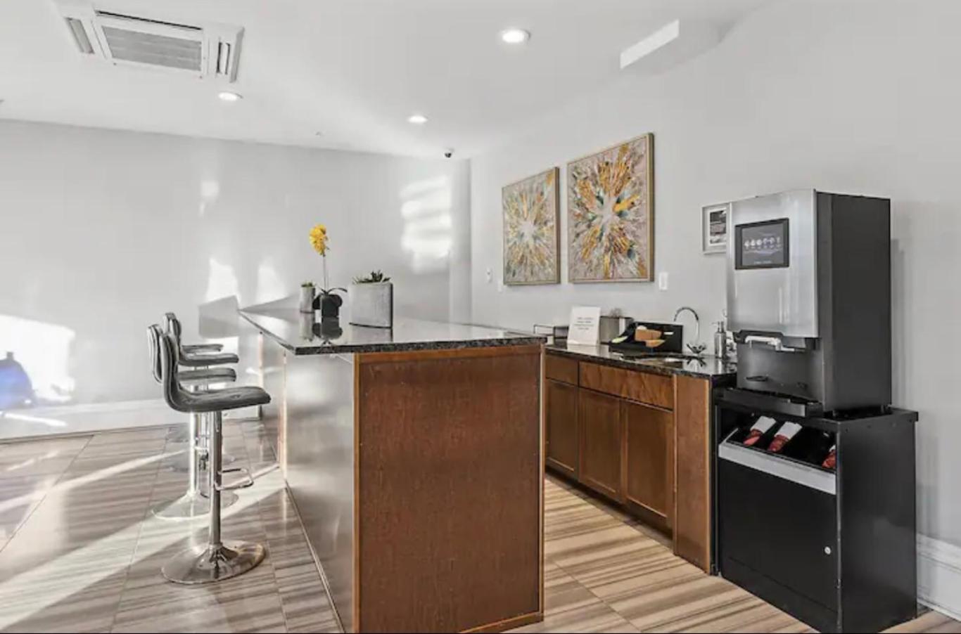 High-end 1br W Rooftop Amenities Apartment