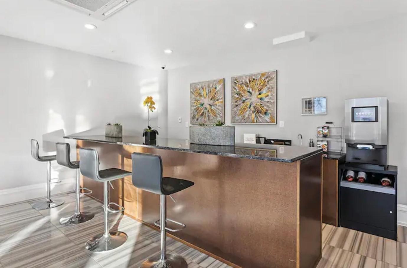 High-end 1br W Rooftop Amenities Philadelphia