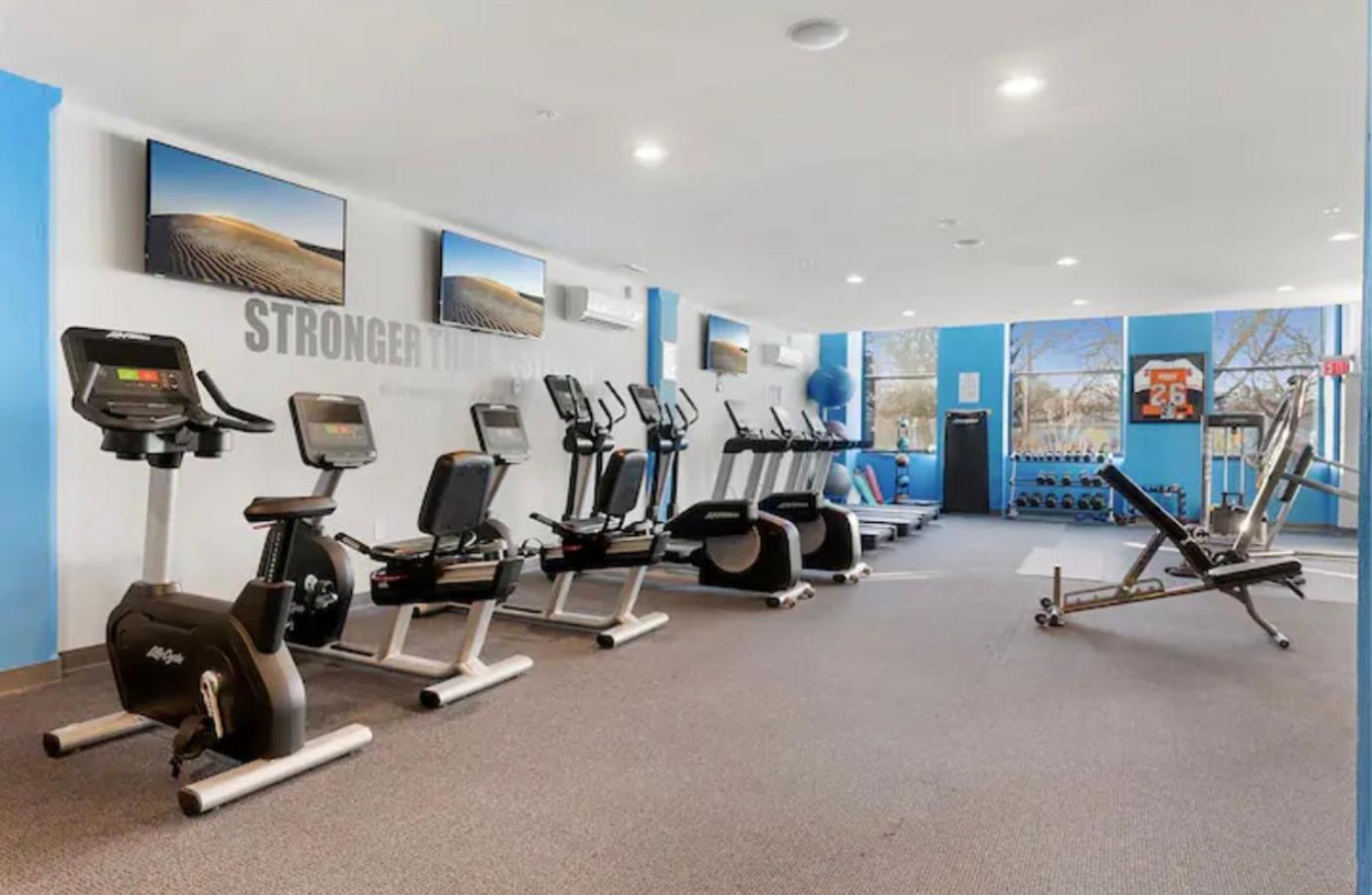 High-end 1br W Rooftop Amenities Philadelphia